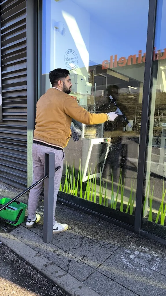 Nettoyage d'une grande surface vitrée à Nancy